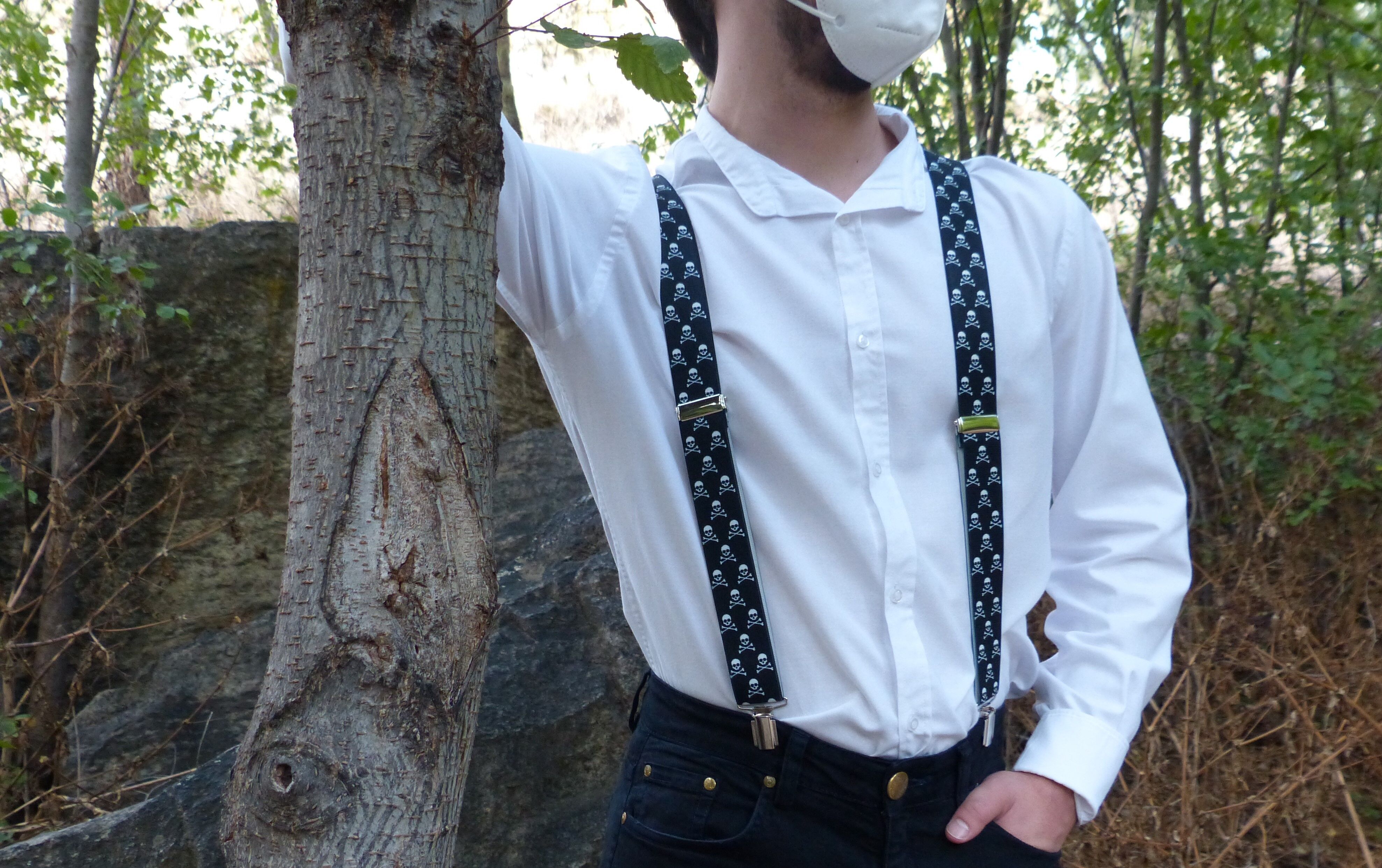 Sangle élastique fond noir crânes blancs.