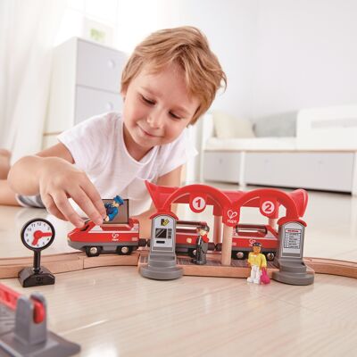 Hape - Jouets en bois - Circuit de train de la ville animée