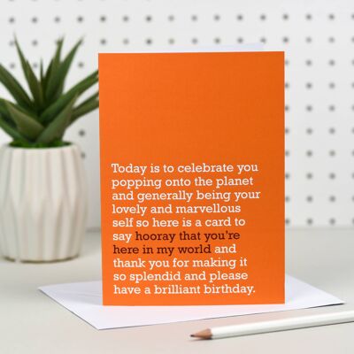 Hurra, dass du hier bist: Geburtstagskarte (Orange)