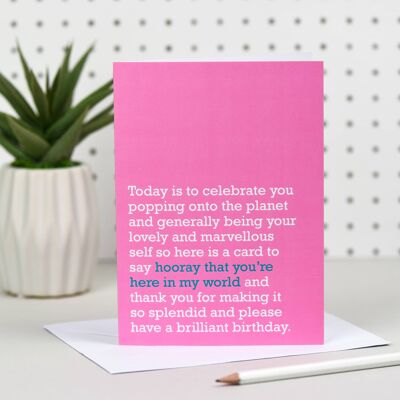 Hurra por que estés aquí: tarjeta de cumpleaños (rosa)