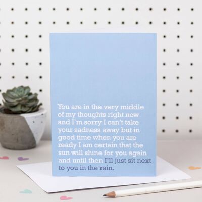 Me sentaré a tu lado bajo la lluvia: tarjeta de condolencia (azul pálido)