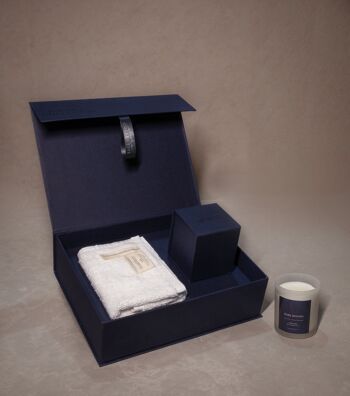 Panier-cadeau de luxe de tous les jours - Serviette blanche, parfum et bougie 1