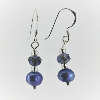 SWE0017BL - SOPHIE - Boucles d'oreilles pendantes en perles d'eau douce bleu marine 1