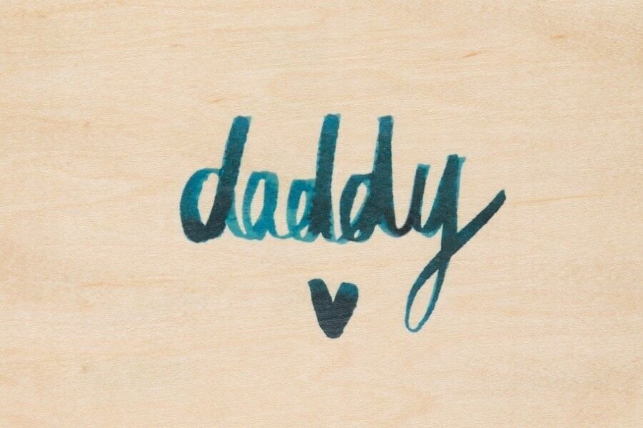 Postkarte aus Holz - gemalte Worte Papa