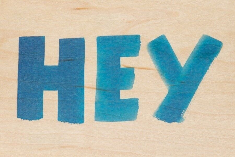 Hölzerne Postkarte - gemalte Wörter hey