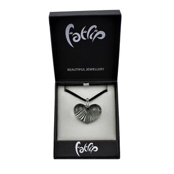 WSWN570 - Collier pendentif coeur en verre rayé noir 3