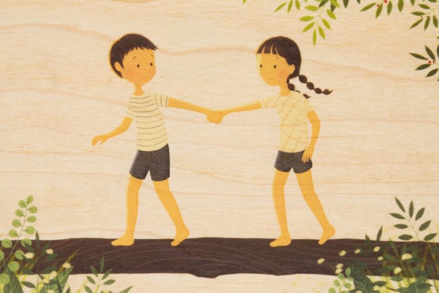 Carte postale en bois - kids 2 hand in hand bis