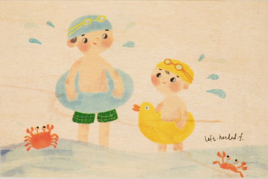 Postkarte aus Holz - Kinder 3 haben Spaß am Meer bis