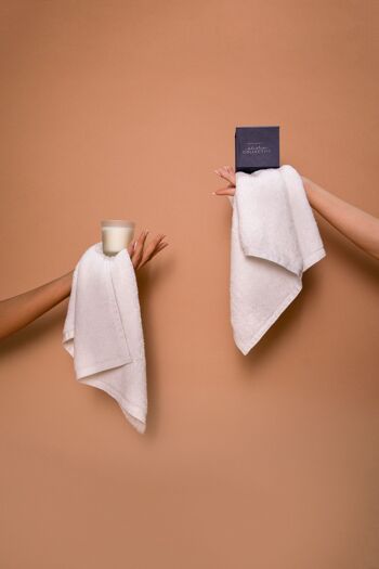 Panier-cadeau Luxe Indulgence for Two - Serviettes blanches, bougies et parfums de serviette 2