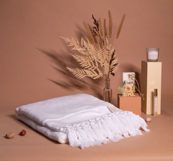 Coffret cadeau rituel de bain - Serviette blanche, bougie, barre parfumée et parfum de serviette 1