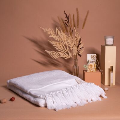 Cesto regalo rituale da bagno: asciugamano bianco, candela, barretta profumata e profumo per asciugamani