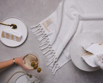 Coffret cadeau Luxe Bath Experience - Serviette blanche, bougie, savon gastronomique et parfum de serviette 4