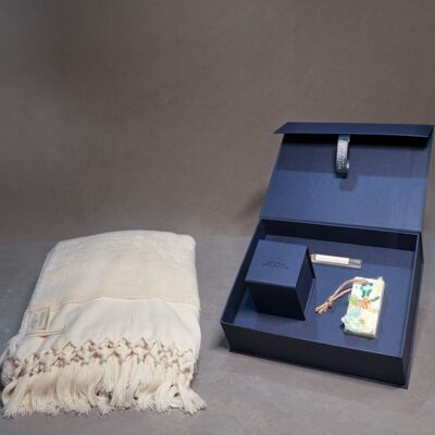 Cesta de regalo de ritual de baño: toalla, vela, barra de fragancia y perfume de toalla en color crudo