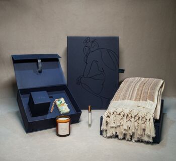 Le panier-cadeau de bain terreux - serviette brune, bougie, barre de parfum et parfum de serviette 1