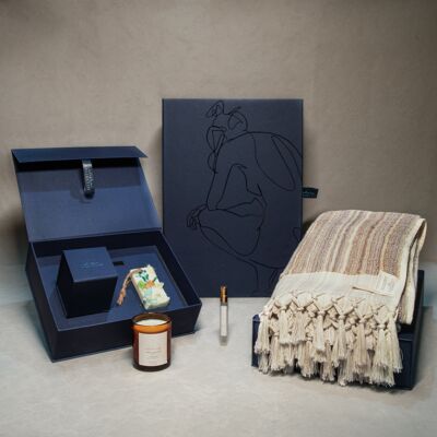 The Earthy Bath Gift Hamper - Toalla marrón, vela, barra de fragancia y perfume de toalla