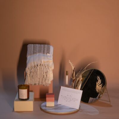 Le panier-cadeau de bain terreux - serviette brune, bougie, savon gastronomique et parfum de serviette