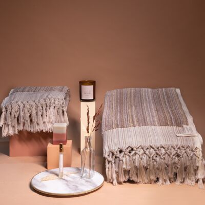 Magnífico cesto de regalo para baño: toallas marrones, velas, jabones gourmet y perfumes para toallas