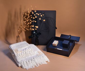 Panier-cadeau Ultra Plush Bath Indulgence - Serviettes blanches, bougie, savon et parfum de serviette 1