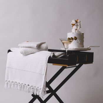 Panier-cadeau Ultra Plush Bath Indulgence - Serviettes blanches, bougie, savon et parfum de serviette 4