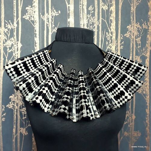 Pierrot Ruffle Necklace Small