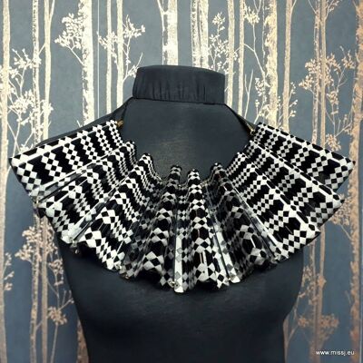 Pierrot Ruffle Necklace Small