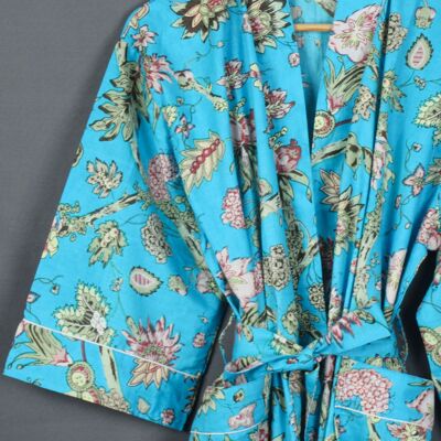 Fiori Di Campo Sulla Vestaglia Lunga Del Kimono Di Cotone Di Base Blu