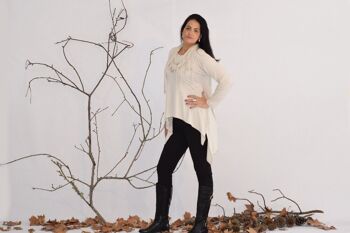 Tunique Leticia avec collier assorti Beige – L à 6XL – CurvyShion 2