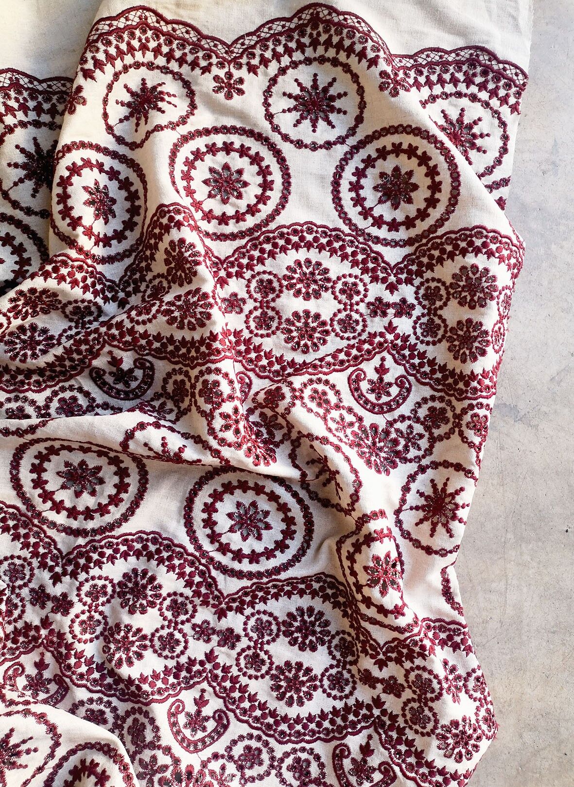 Tissu broderie anglaise lin coton beige et bordeaux- Martha