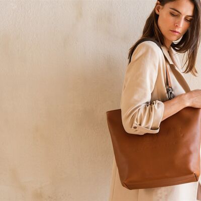 Ruben love Camel leather tote with zip closure