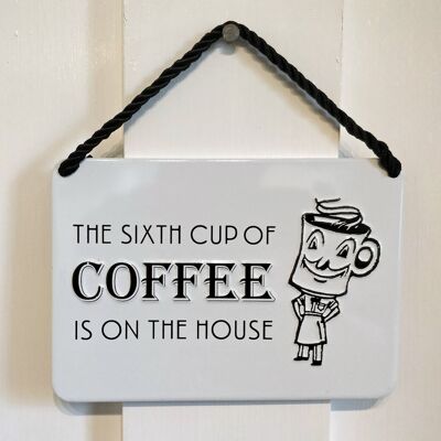 La sexta taza de café está en la placa de metal de estilo vintage de la casa
