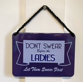 Plaque en métal de style vintage Don't Swear Before The Ladies