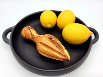 Presse-citron en bois d'olivier 2