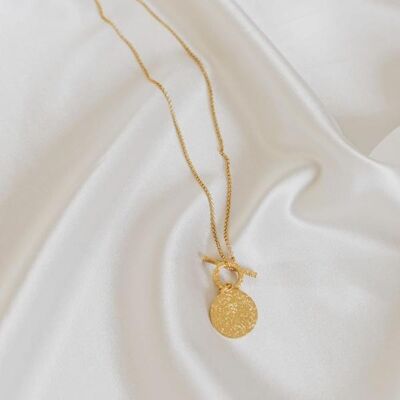 collana d'oro con un lucchetto