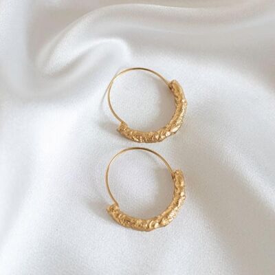 hoops with half wavy texture gold