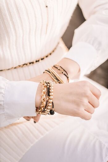 Bracelet perles noir brillant avec perle carrée en verre (doré) 2