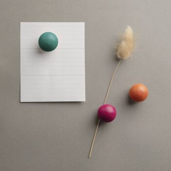 Présentoir plein de 180 petites boules magnétiques en bois - couleur + présentoir offert 3