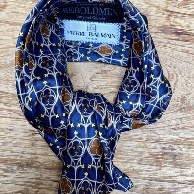 Silk accessoire recycled and made of Piere Balmain silk tie.