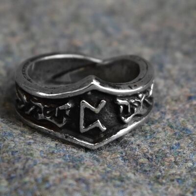 Anillo con runas de la letra P de Peorth - Ajustable