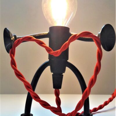 Beniamino luminoso; * Lampada da tavolo di design olandese * Misura E14 * Con cavo rosso da 1,5 metri + interruttore * Con spina di design nera (diversa spina disponibile per il Regno Unito)