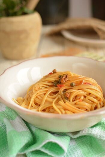 Linguine à la "Puttanesca" avec salsa de pomodoro piccante aux olives et capperi salati, pâtes italiennes trafilata au bronzo avec condimento prêt du cuisocère - 3 portions 2