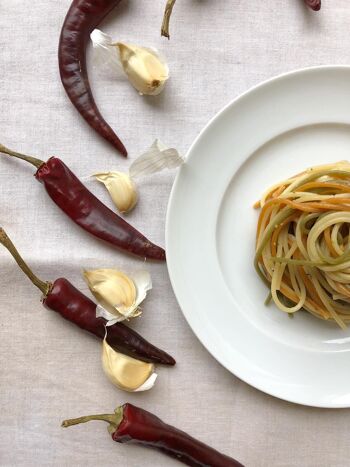 Spaghetti à l'ail épicé, pâtes italiennes coupées en bronze prêtes à cuire avec assaisonnement - 3 portions 5