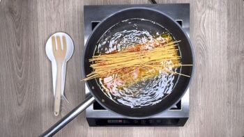 Spaghetti épicé "Assassina" avec sauce tomate, pâtes italiennes coupées en bronze prêtes à cuire avec assaisonnement - 3 portions 3