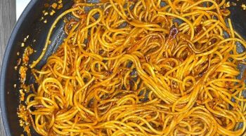 Spaghetti épicé "Assassina" avec sauce tomate, pâtes italiennes coupées en bronze prêtes à cuire avec assaisonnement - 3 portions 4