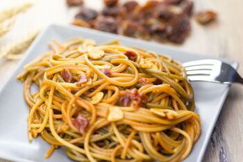 Spaghetti piccanti tagliati al bronzo "Mezzanotte", pâtes italiennes prêtes à cuire avec condimento - 3 portions 3