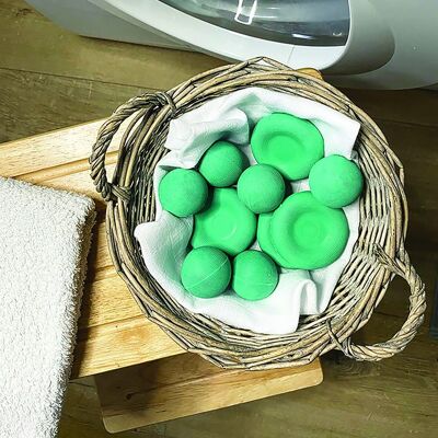 Set of 6 balls and 4 washing beaters