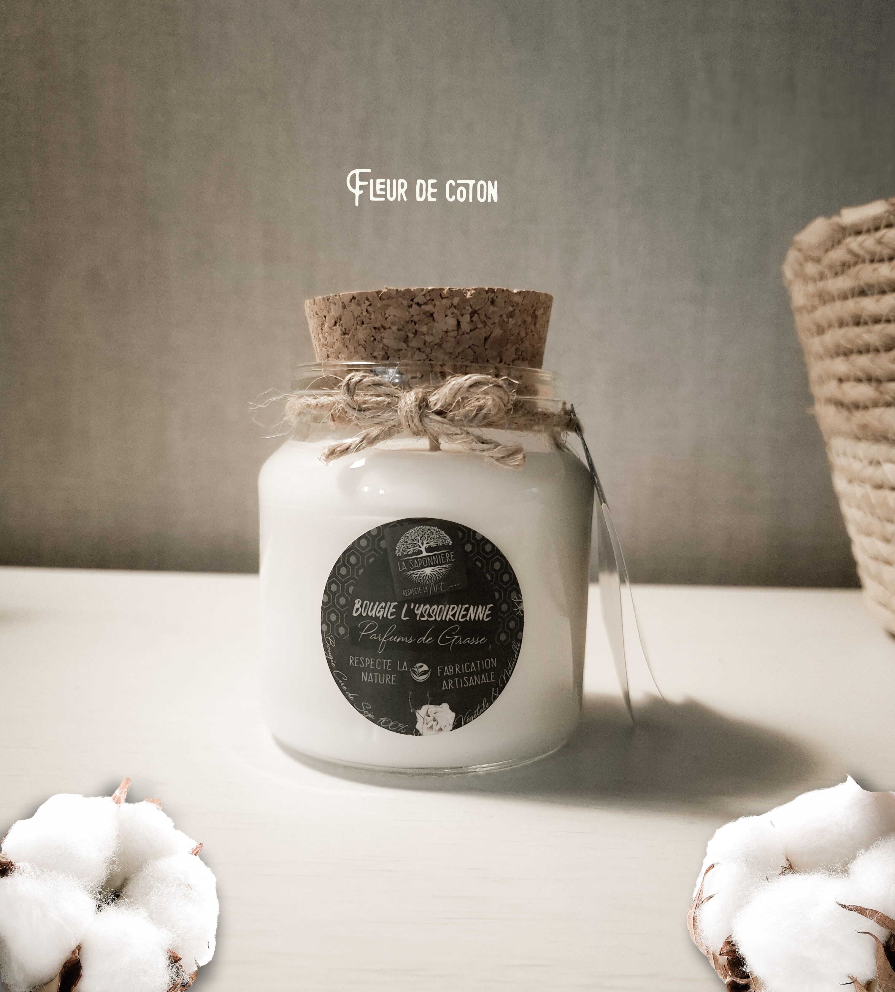 Candela artigianale con fiori di cotone