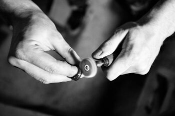 Bague en bois de planches à roulettes recyclées bleues, bague unisexe 6