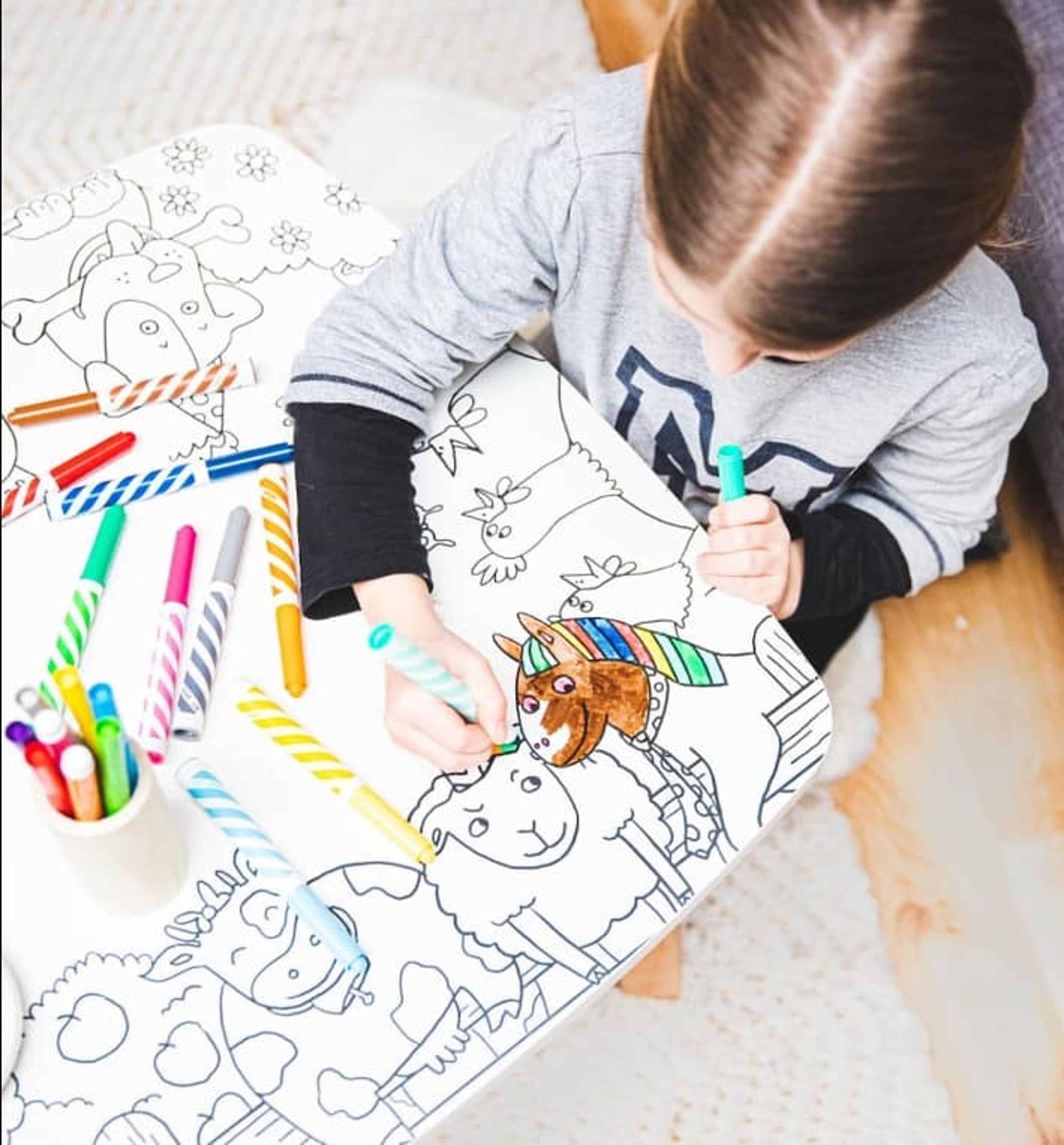 La table à colorier la Coloritable, table d'activité pour Enfant, colorier  et dessiner à l'infini (L'Atelier des Artistes) : : Jeux et Jouets