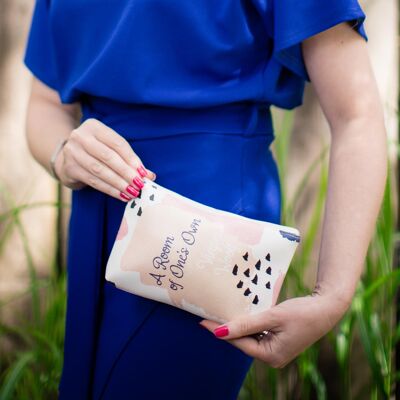 Pochette per borsetta con libro color pastello Una stanza tutta per sé