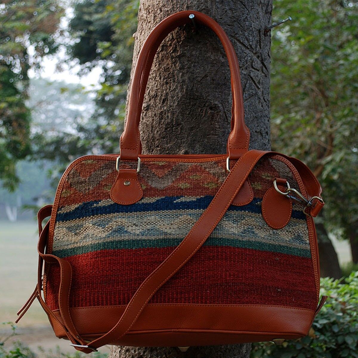 Borsa tote in pelle di corteccia di legno Kilim